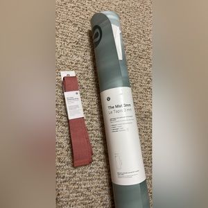 Lululemon yoga mat with strap